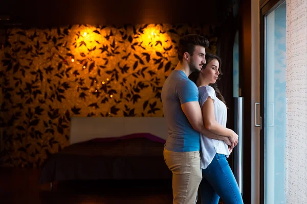 Pareja joven en casa — Foto de Stock